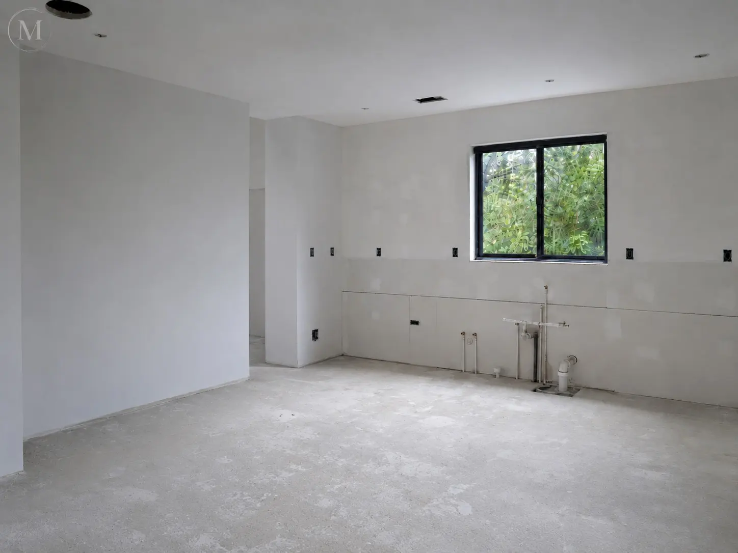 Antes da cozinha em obra, ambiente vazio e sem acabamento final